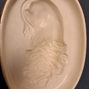 Vintage fat med relieff av løvehode